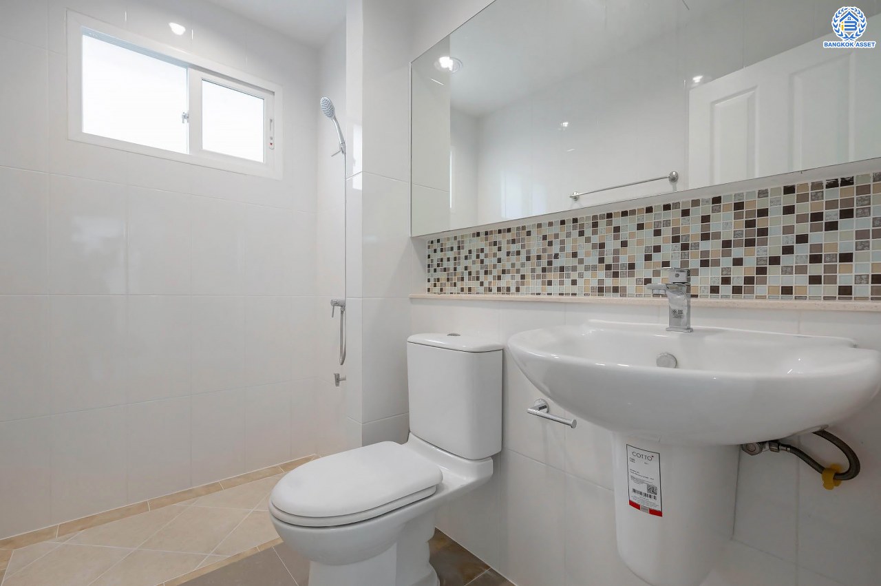 บ้านมือสองตกแต่งใหม่ จากแบรนด์ AP โครงการ เดอะเซนโทร รัตนาธิเบศร์ เนื้อที่ 50.8 ตร.ว. ฟังก์ชันจัดเต็ม 3 ห้องนอน 3 ห้องน้ำ จอดรถได้ 2 คัน บนทำเลศักยภาพ เชื่อมต่อหลายเส้นทางทั้ง ถ.ราชพฤกษ์, ถ.รัตนาธิเบศร์ และถ.กาญจนาภิเษก และเพียง 5 นาทีถึงรถไฟฟ้า "สถานีบางพลู"